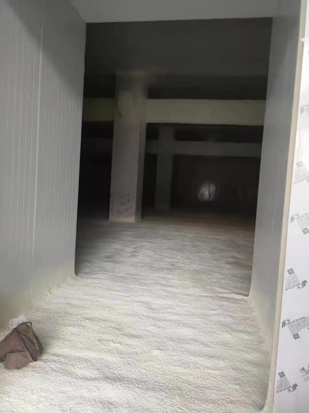 小型冷库的地面保温的做法比较简单,因为小型冷库对于冷库物品的承重没有特殊的要求,通常采用跟墙面保温相同的聚氨酯冷库板,也就是我们常说的六面体保温(顶部+底部+四周墙面)。