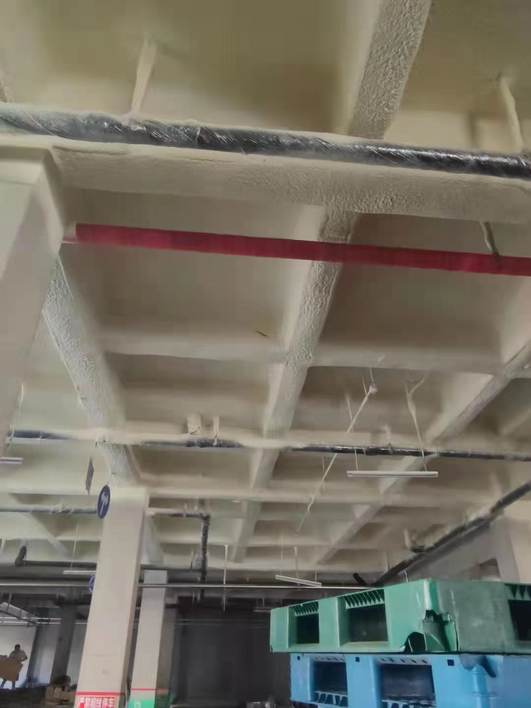 小型冷库的地面保温的做法比较简单,因为小型冷库对于冷库物品的承重没有特殊的要求,通常采用跟墙面保温相同的聚氨酯冷库板,也就是我们常说的六面体保温(顶部+底部+四周墙面)。